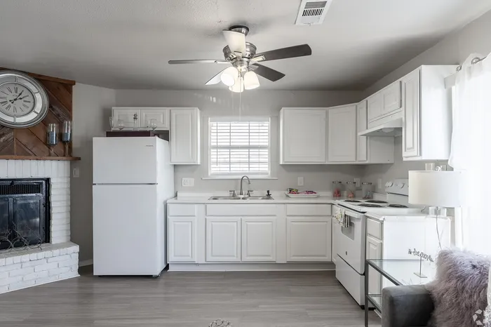 Woodside Flats - Bright Kitchen