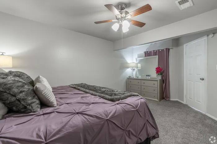 Woodside Flats - Cozy Bedroom