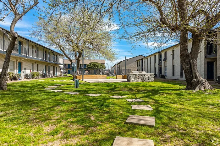 Woodside Flats - Courtyard Area