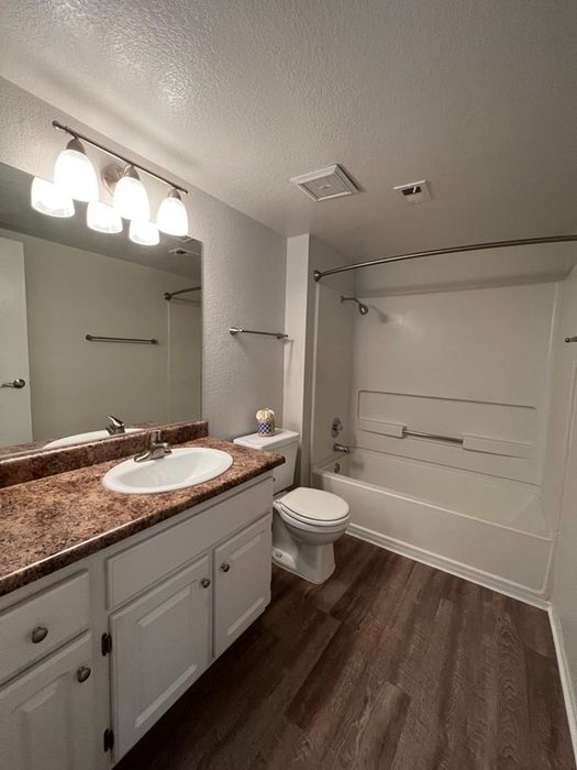 2x2 Chateau - Guest Bath