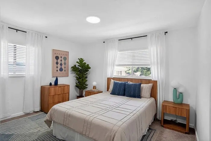 Kingston - Cozy Bedroom