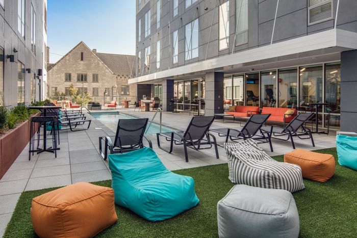 Courtyard Lounge | Apartments Columbia Mo | Rise on 9th