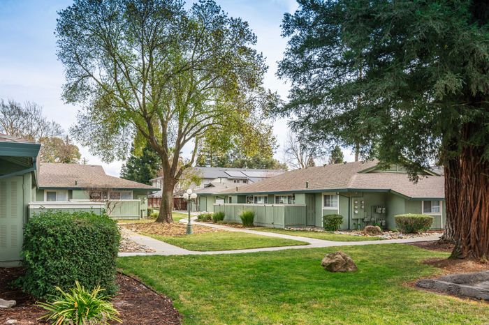 Cottages on 5th (NEW) - Scenic Courtyard