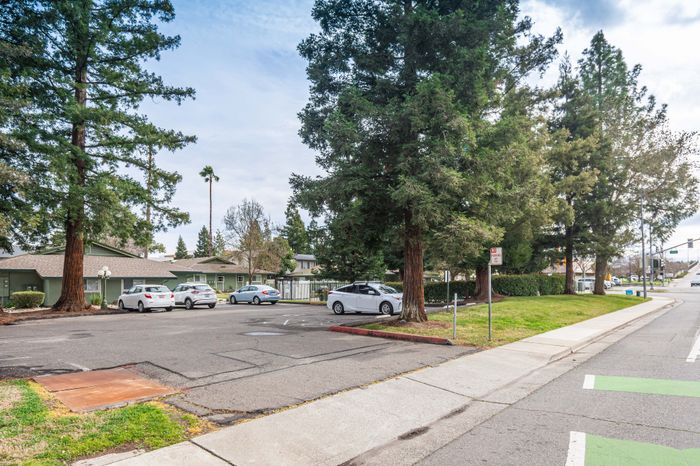 Cottages on 5th (NEW) - Parking Lot
