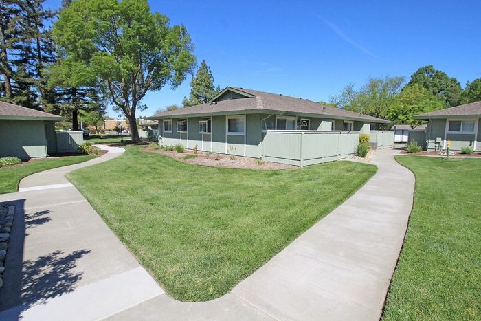 Cottages on 5th (NEW) - Green Lawn