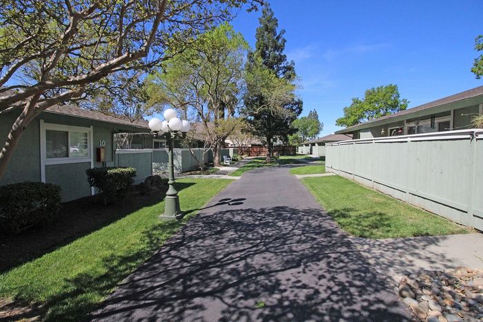 Cottages on 5th (NEW) - Pathway View