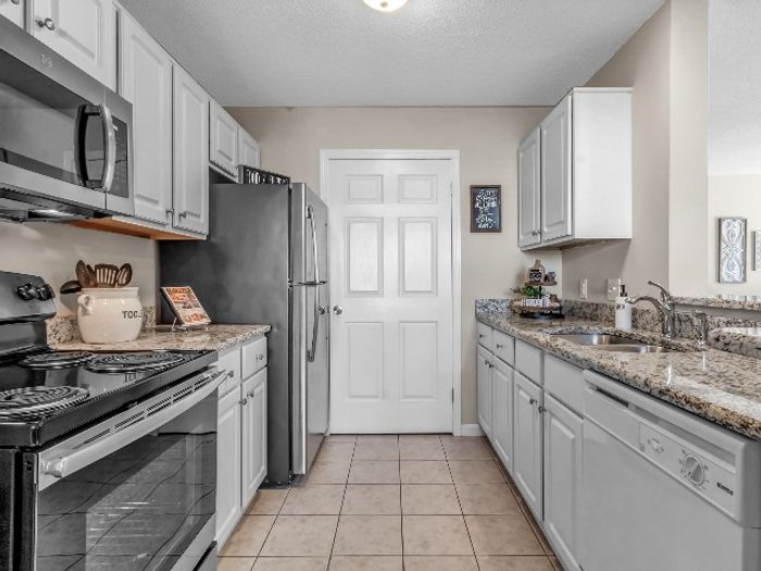 Kitchen with Stainless Steel Appliances | East Amherst NY Apartment Homes | Autumn Creek Apartments