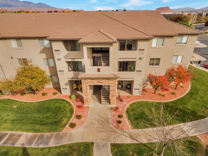Building G showing 3 stories with patios and balconies