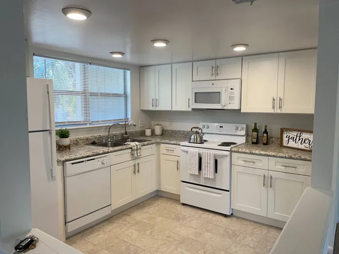 Updated Kitchen w/white cabinets and appliances