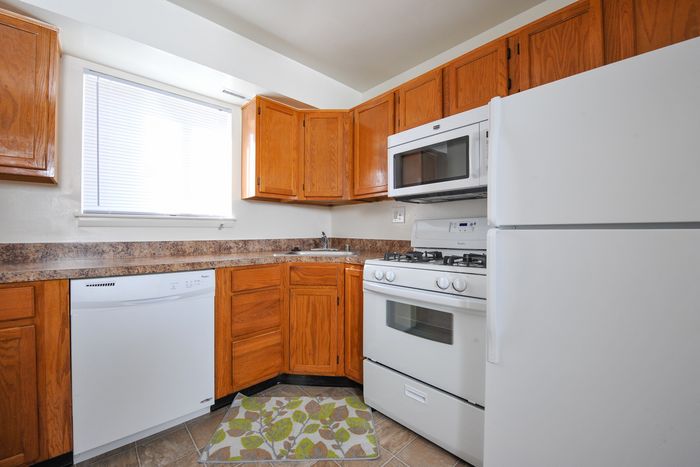 Standard kitchen with white appliance, window in kitchen