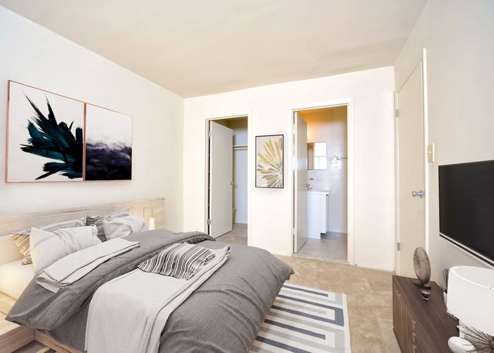 Bedroom with Full bathroom