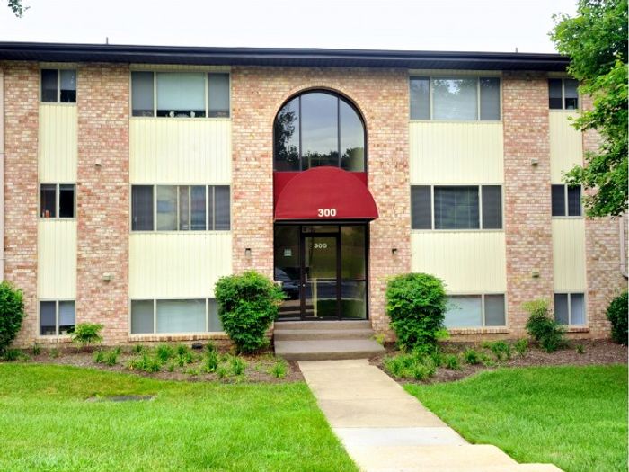 Cranberry Run Apts, Exterior, 3 story buildings, manicured grass, shrubs, and bushes