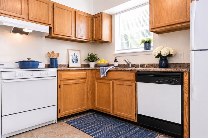 Classic-style kitchen with oak cabinetry
