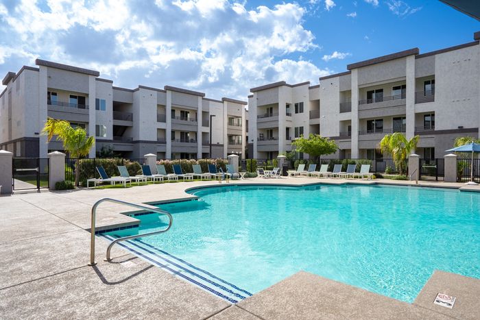 Apartment with pool
