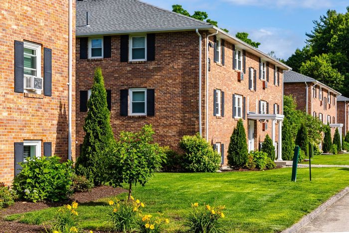 Your overlooking courtyard offers tranquil community views with beautiful landscaping and gathering spaces. | Princeton Dover Apartments | Dover Apartments