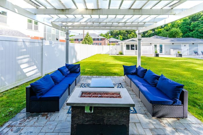 Enhance your pool experience with our swim-up bar creating a perfect gathering spot and social hub in the swimming area. | Princeton Dover Apartments | Princeton Dover Apartments