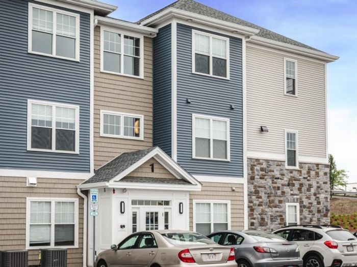 Beautifully Landscaped Grounds | Apartments For Rent In Chelmsford MA | Mill and 3 Apartments