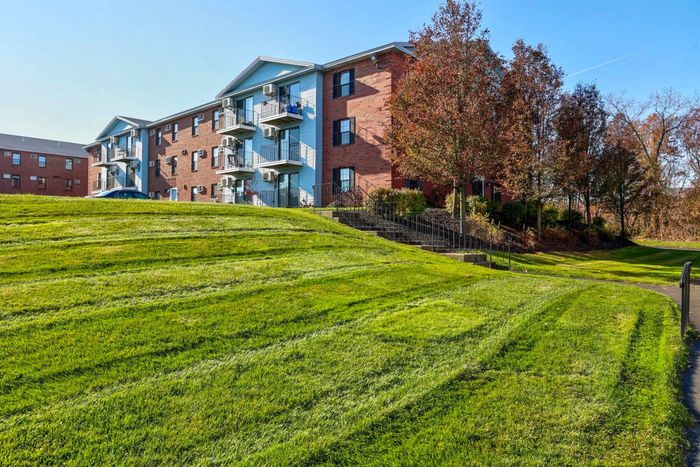 Beautifully Maintained Grounds | Princeton Place Apartments in Worcester MA