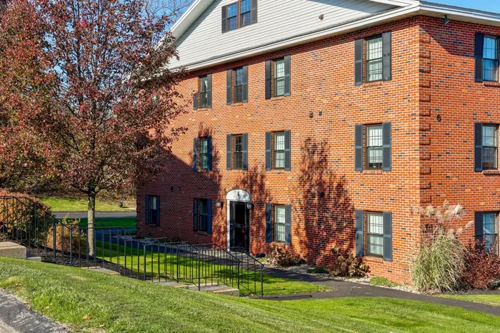 Beautifully Maintained Grounds | Princeton Place Apartments in Worcester