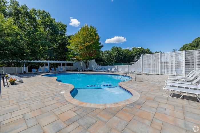 Sparkling Swimming Pool | Boulder Park Apartments in Nashua NH | Boulder Park Apartments in Nashua NH