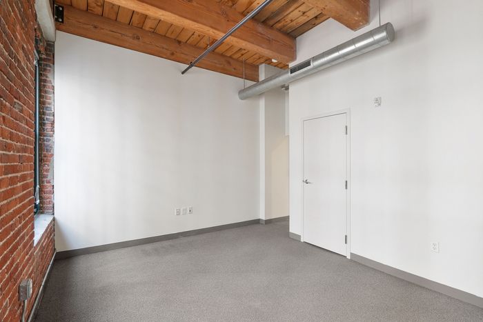 Wake up to beautiful natural light streaming through the windows of your spacious and relaxing bedroom. | 381 Congress Lofts