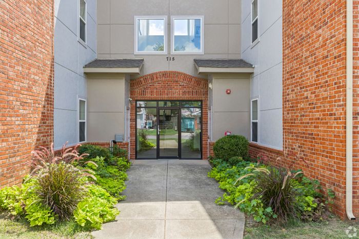 715 Monnett