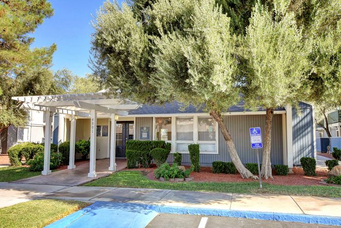 Paradise Square | Apartments For Rent in Las Vegas