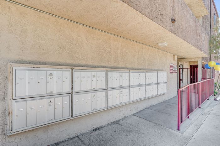 Stewart Arms - Apartments For Rent Las Vegas - Newly Renovated