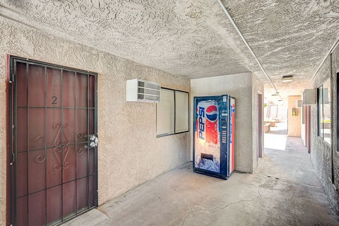 Stewart Arms - Apartments For Rent Las Vegas - Newly Renovated