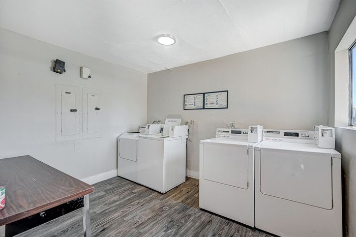 Stewart Arms - Apartments For Rent Las Vegas - Newly Renovated