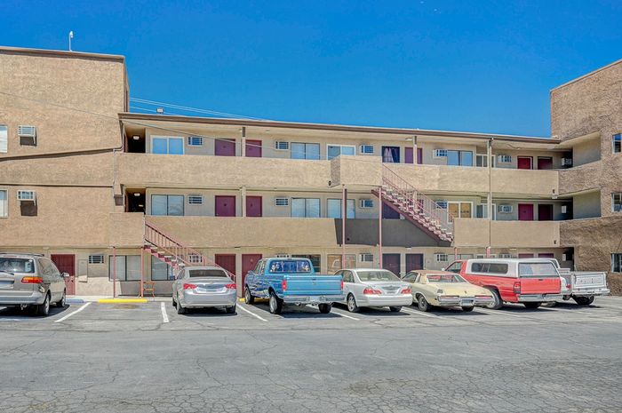 Stewart Arms - Apartments For Rent Las Vegas - Newly Renovated