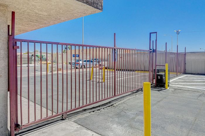 Stewart Arms - Apartments For Rent Las Vegas - Newly Renovated