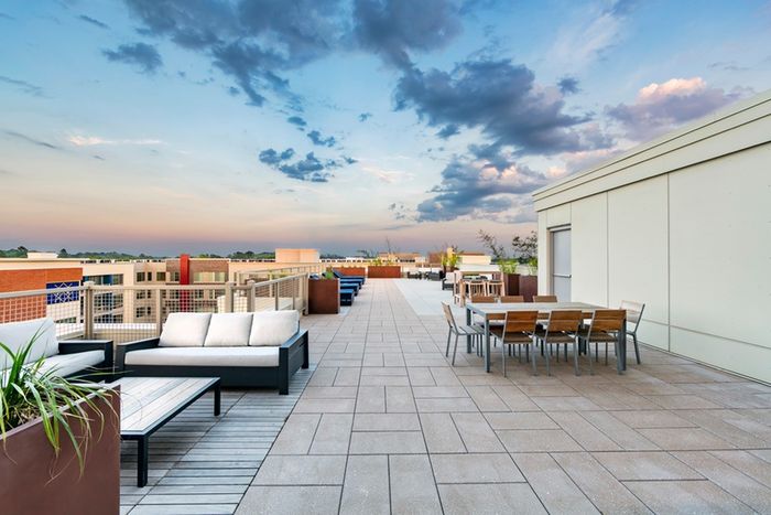 Image of rooftop lounge at Verso Founders Row