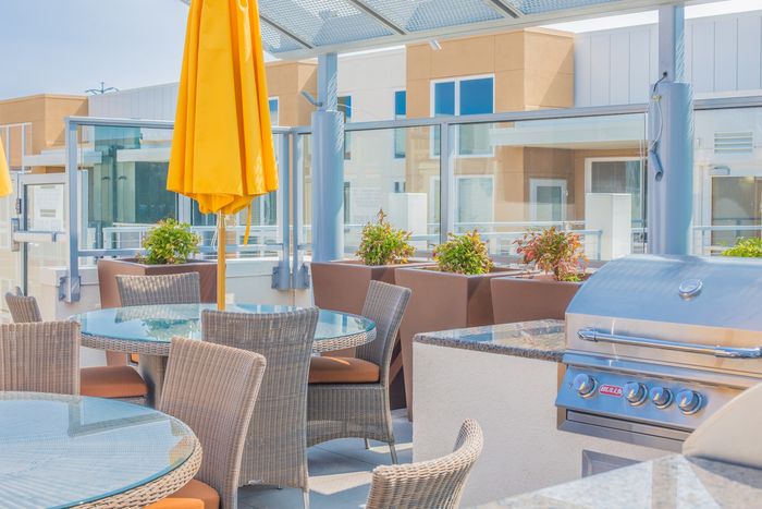Outdoor dining and barbecue area at the arroyo residences in walnut creek