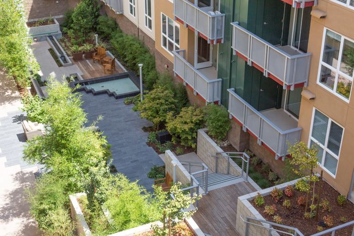 greenspace area in courtyard with zen garden and seating at the arroyo residences in walnut creek