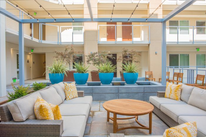outdoor seating and green space amenity at the arroyo residences in walnut creek