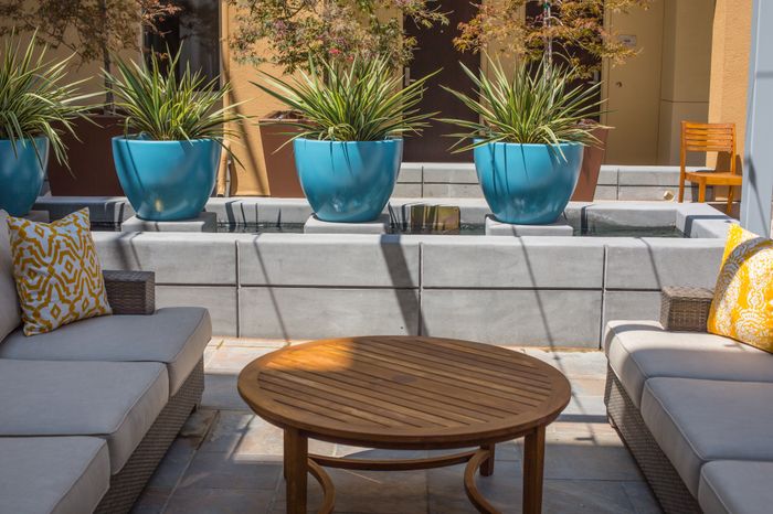outdoor seating and table in courtyard at the arroyo residences in walnut creek