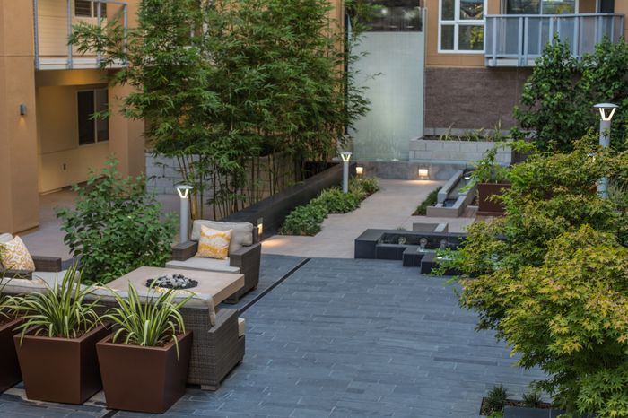 Image of zen garden seating area in courtyard of the arroyo residences in walnut creek