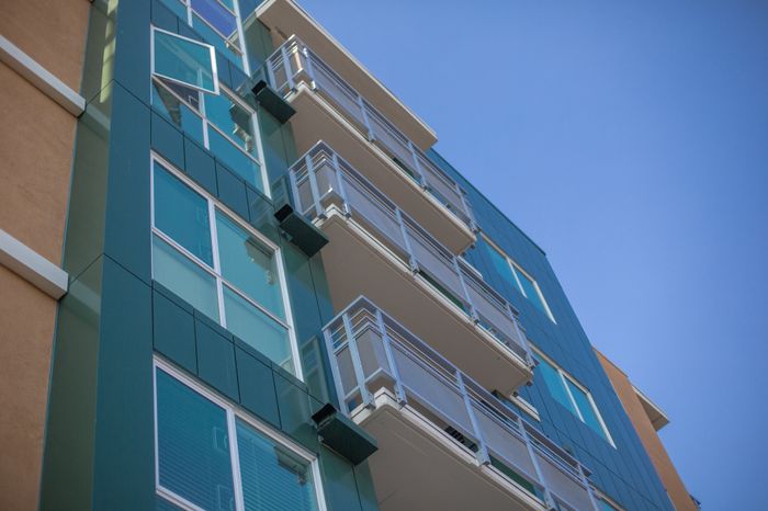 Image of exterior building at the arroyo residences in walnut creek
