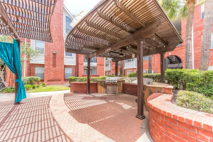 Outdoor dining and bbq area at Alister Galleria apartments in houston texas