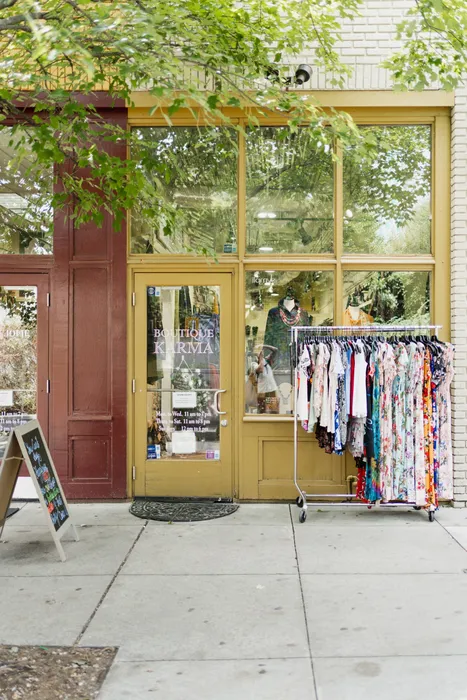 clothing retail store near modera decatur apartments georgia neighborhood retail