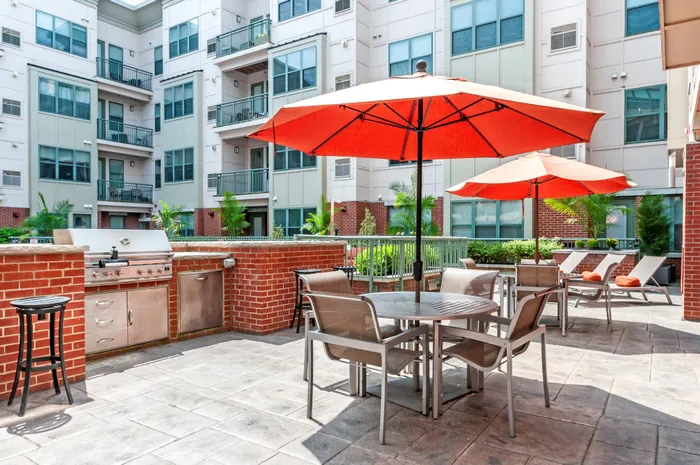 Dine al fresco on the pool&rsquo;s sundeck