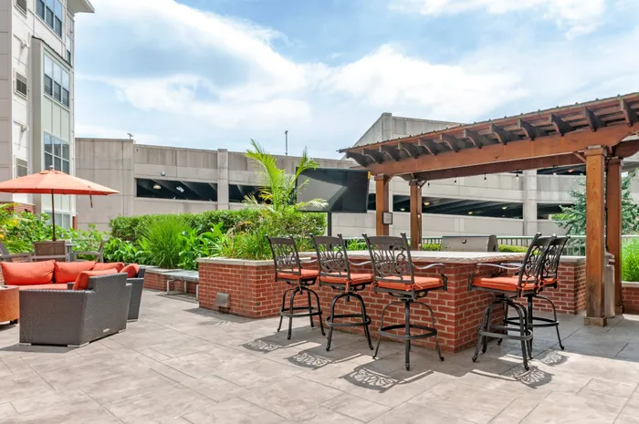 Dine al fresco on the pool&rsquo;s sundeck