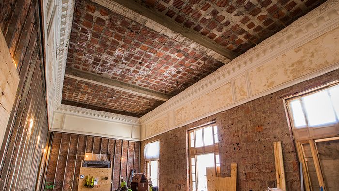 Tall ceiling with ornate crown molding