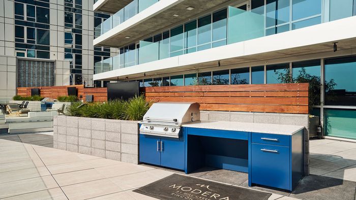 Enjoy grilling stations alfresco dining and more at Modera Rincon Hill apartments.