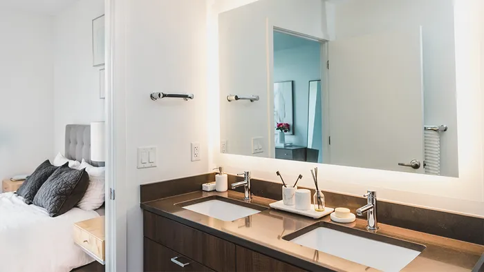 Double-vanity sinks in master ensuite