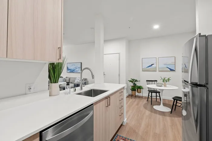 Convenient dishwashers and eat-in kitchens