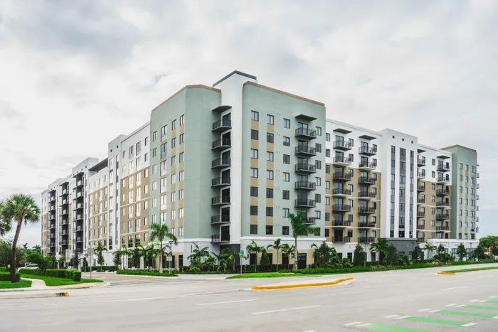 exterior building view of apartments in coral springs