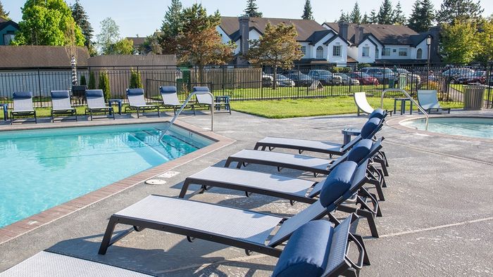 pool loungers on sundeck alister parx apartment homes for rent in wa