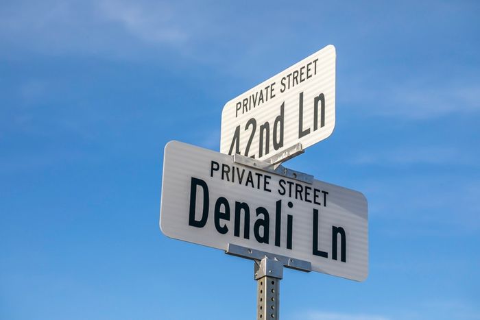 42nd Land and Denali Lane street signs